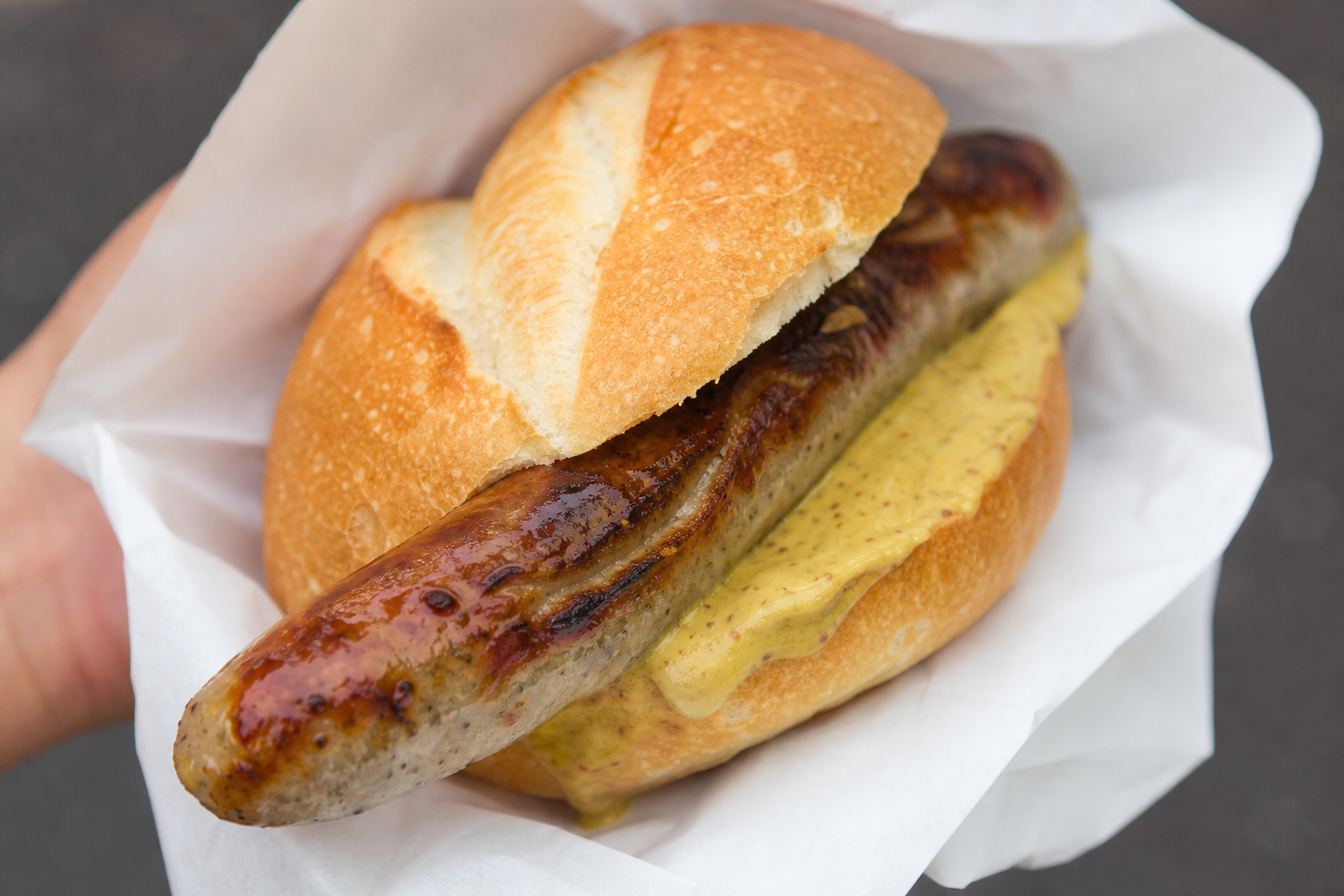 Bratwurst mit Semmel